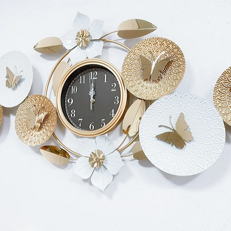 Dekorative Schmetterlings-Wanduhr Karnz