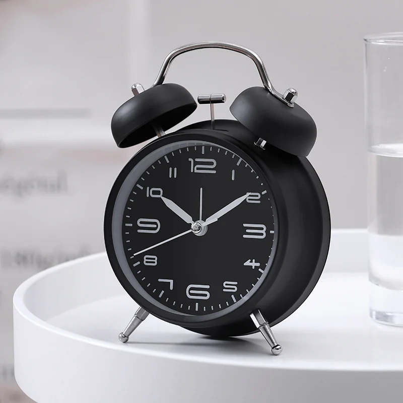 Klassischer Alarmwecker mit Modernen Akzenten Karnz