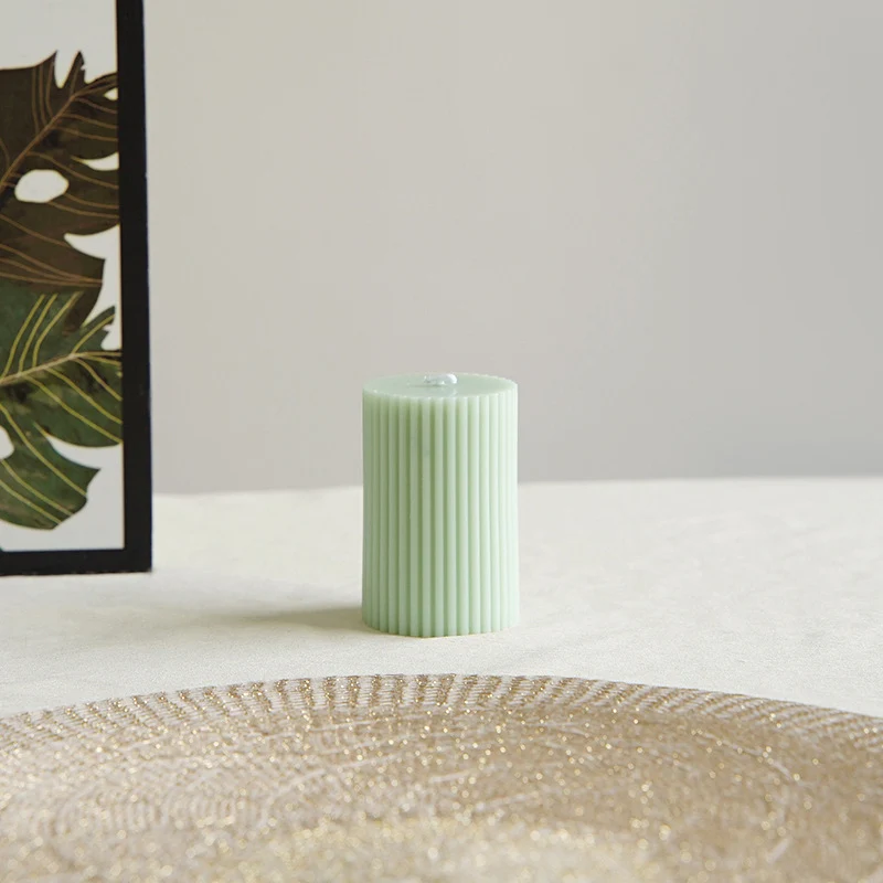 Ribbed Säulenpfeilerkerze mit Glasständerhalter