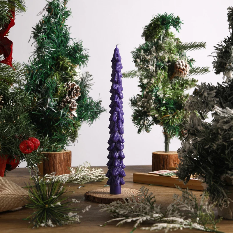 Handgefertigte skulptierte Weihnachtsbaum-Spitzkerze