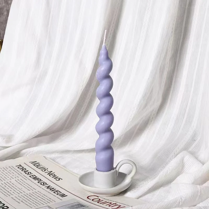 Handgegossene skulpturale Spiral-Taper-Kerze