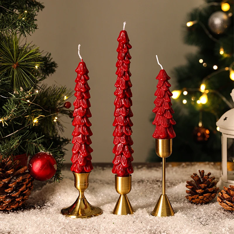 Festliches Sculpted Pine Taper Kerzen-Trio mit Messinghaltern