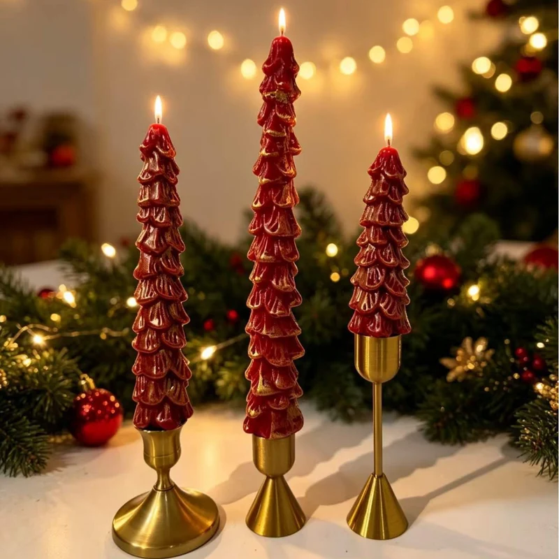 Festliches Sculpted Pine Taper Kerzen-Trio mit Messinghaltern