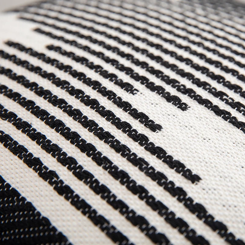 Rechteckiger Jacquard-Lumbarkissenbezug mit geometrischem Ethno-Relief und dekorativen Quasten Karnz