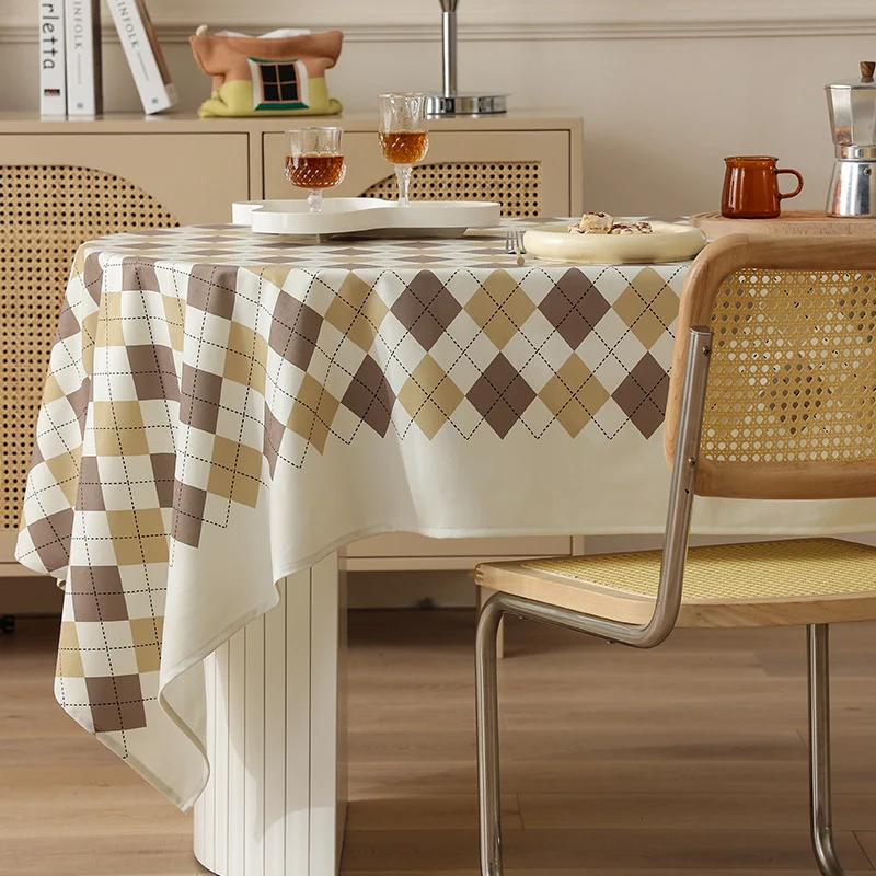 Rauten-Tischdecke aus pflegeleichtem Baumwoll-Polyester-Mix mit dekorativem Karomuster Karnz