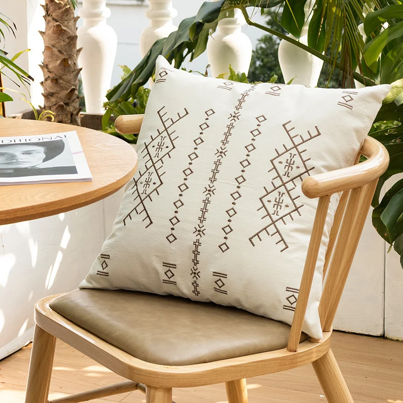 Quadratisches Zierkissen mit feiner Reliefstickerei im Ethno‑Design und abnehmbarem Bezug Karnz