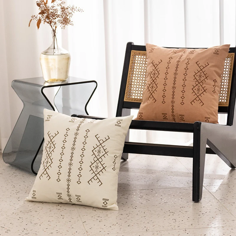 Quadratisches Zierkissen mit feiner Reliefstickerei im Ethno‑Design und abnehmbarem Bezug Karnz