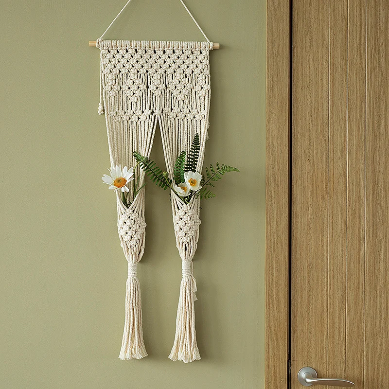 Makramee-Wandbehang mit geometrischem Dreifach-Quasten-Design und Holzstab Karnz