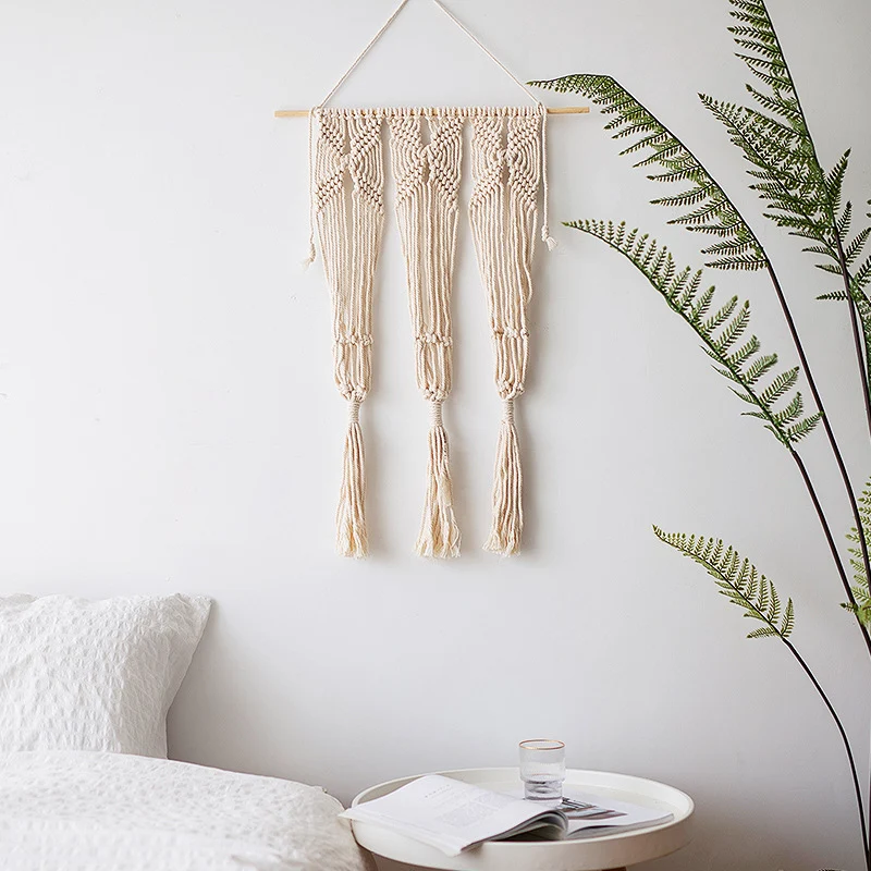 Makramee-Wandbehang mit geometrischem Dreifach-Quasten-Design und Holzstab Karnz