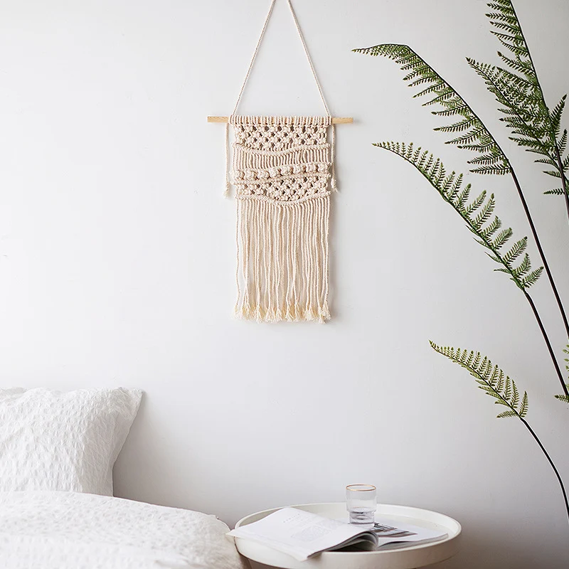 Makramee-Wandbehang mit geometrischem Dreifach-Quasten-Design und Holzstab Karnz