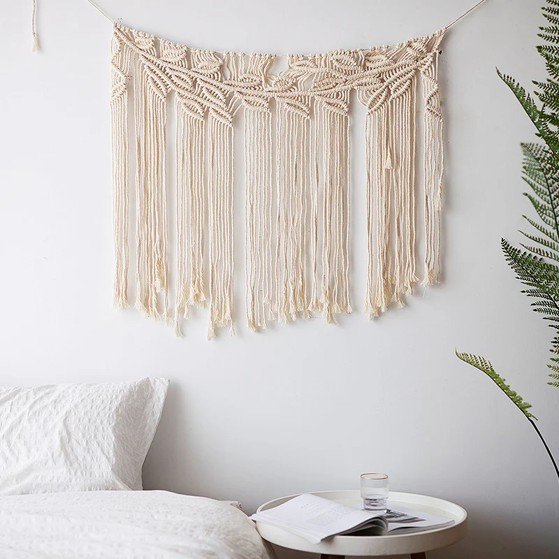 Makramee-Wandbehang mit geometrischem Dreifach-Quasten-Design und Holzstab Karnz