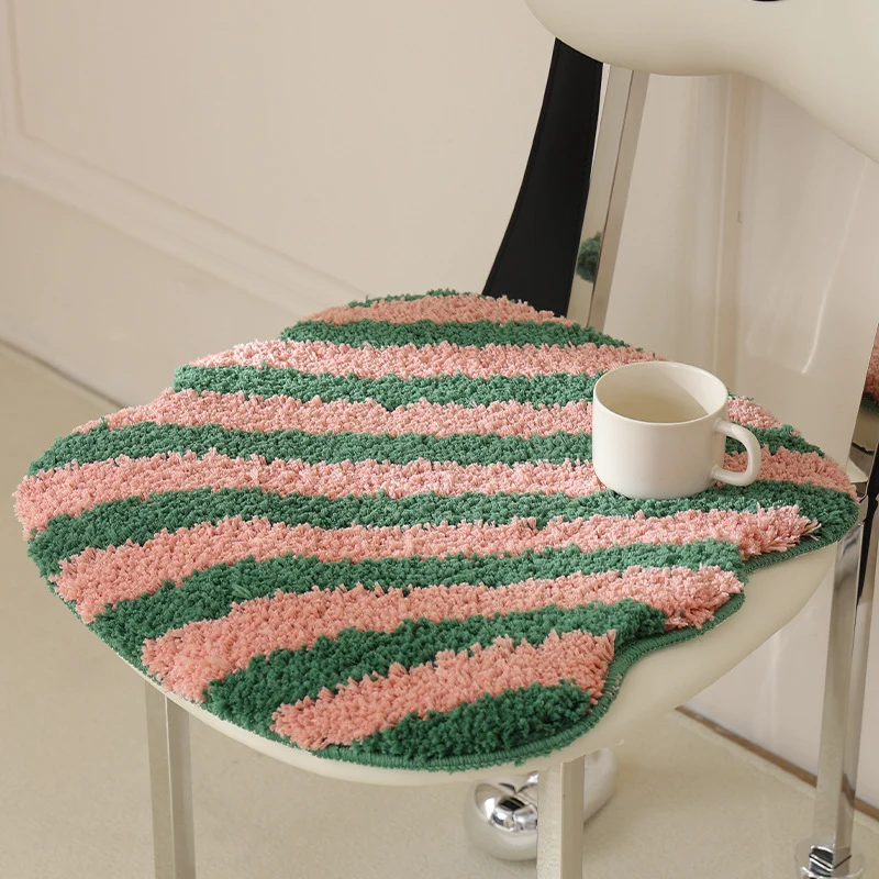 Hochfloriger Badematten-Teppich mit diagonaler Streifenstruktur und organischer Form Karnz