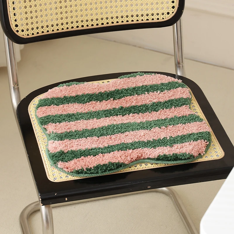Hochfloriger Badematten-Teppich mit diagonaler Streifenstruktur und organischer Form Karnz