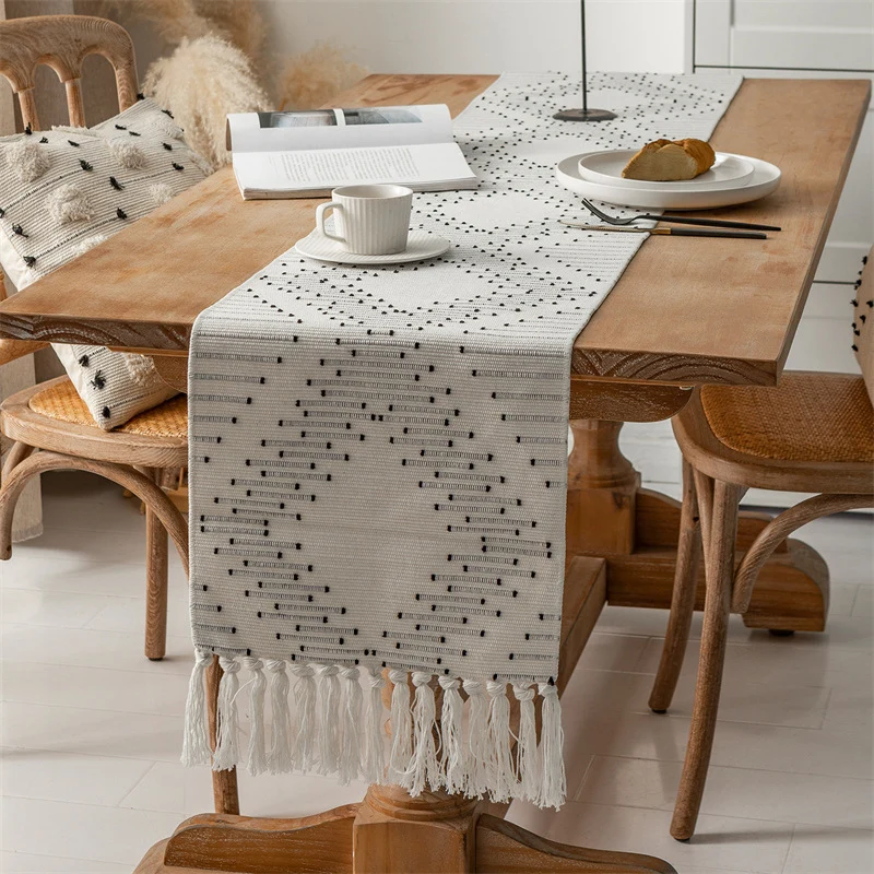 Handgewebter Tischläufer aus Baumwollmix mit Fransen und geometrischem Punkt-Jacquard Karnz