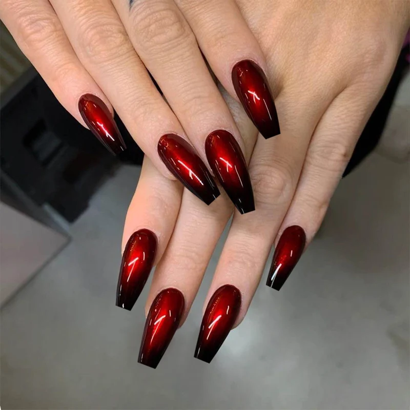 Elegante Stiletto Nagelverbesserungen mit Edelsteinakzenten Karnz