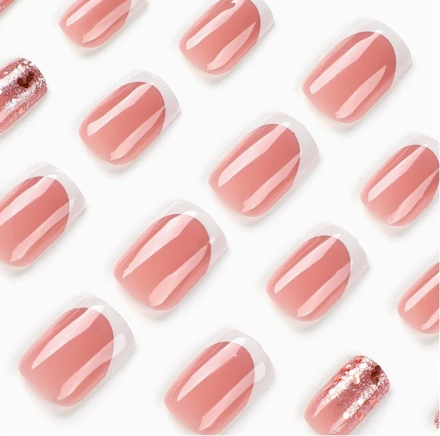 Elegante Press-On Nagelkunst Karnz