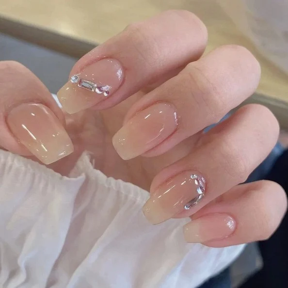 Elegante Press-On Nagelkunst Karnz