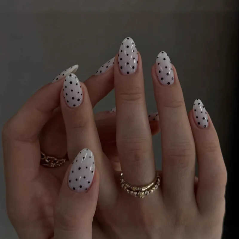 Elegante Polka Dot Press-On Nagelverstärkungen Karnz