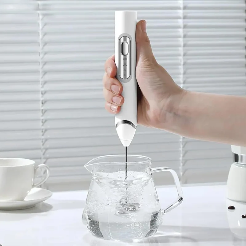 Milchaufschäumer Elektrisch, 3-in-1 Milch Frother mit Ständer, 3 Geschwindigkeiten, USB-C Aufladbar, für Cappuccino, Latte, Matcha & Protein-Shakes