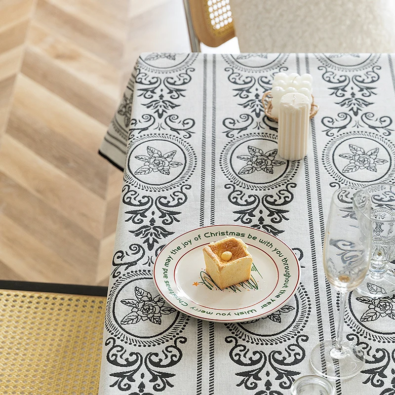 Wendbare Jacquard-Tischdecke mit floralen Medaillon-Reliefs Karnz
