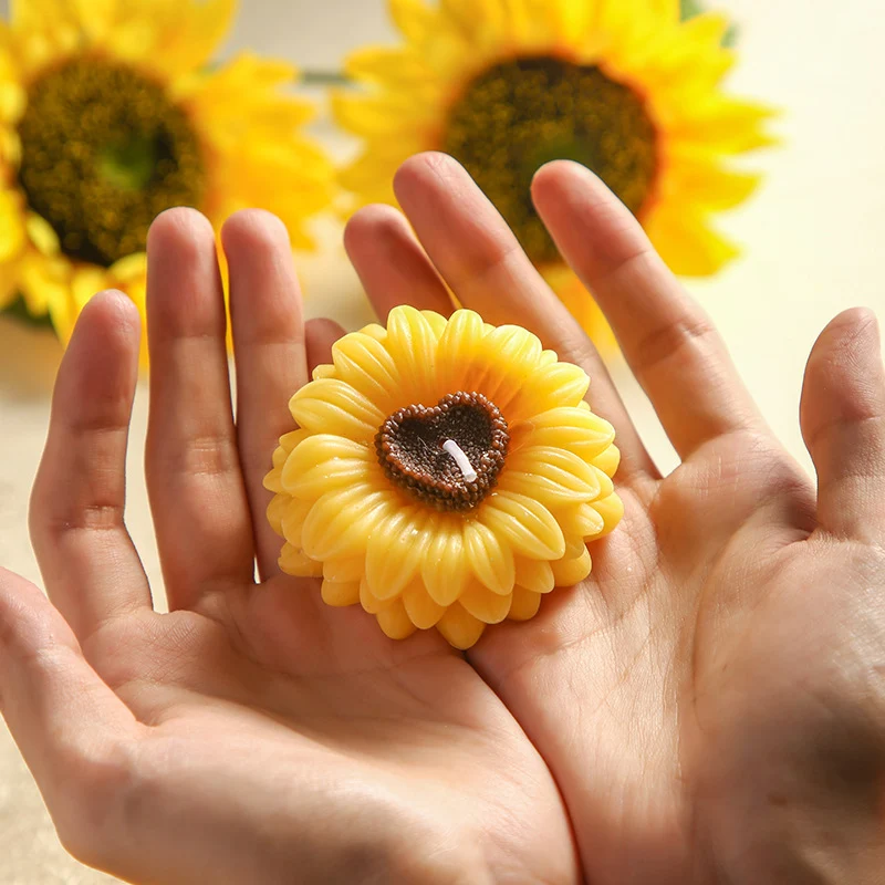 Dekorative, sonnenblumenförmige, duftende Sojawachskerze mit Herzmitte und Baumwolldocht