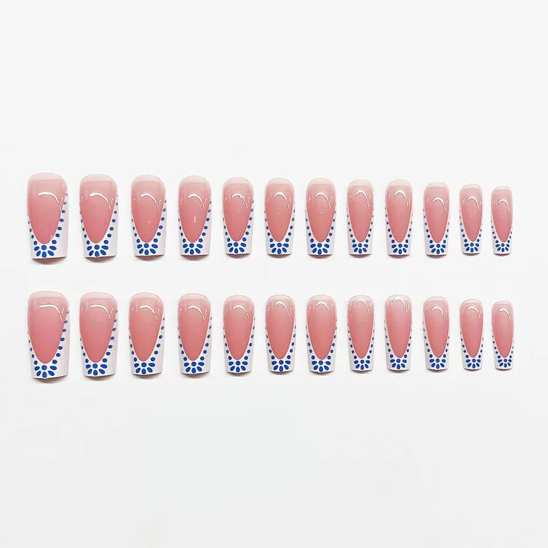 Künstlerische French Tip Nagelverzierungen Karnz