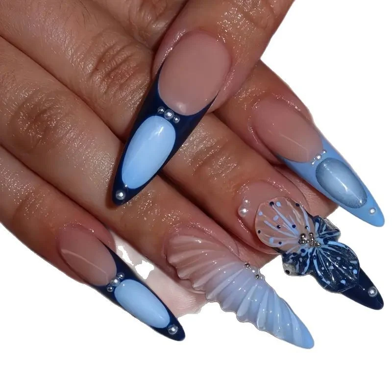 Künstlerische florale Nagelverlängerungen Karnz
