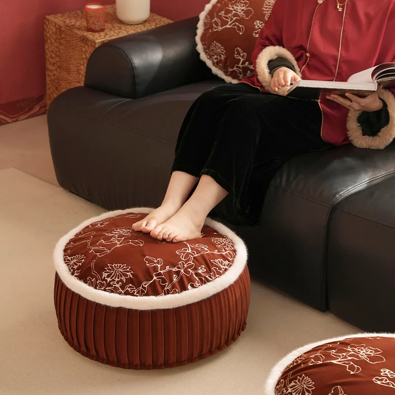 Rundes Samt‑Bodenpouf mit floral besticktem Oberteil und Kunstfell‑Borte Karnz