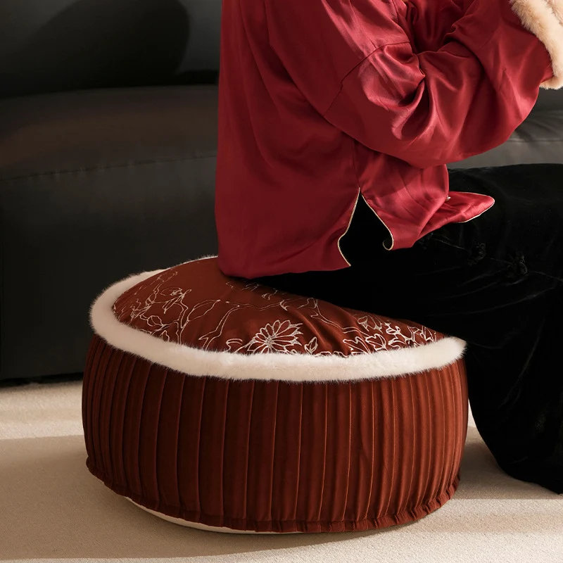 Rundes Samt‑Bodenpouf mit floral besticktem Oberteil und Kunstfell‑Borte Karnz
