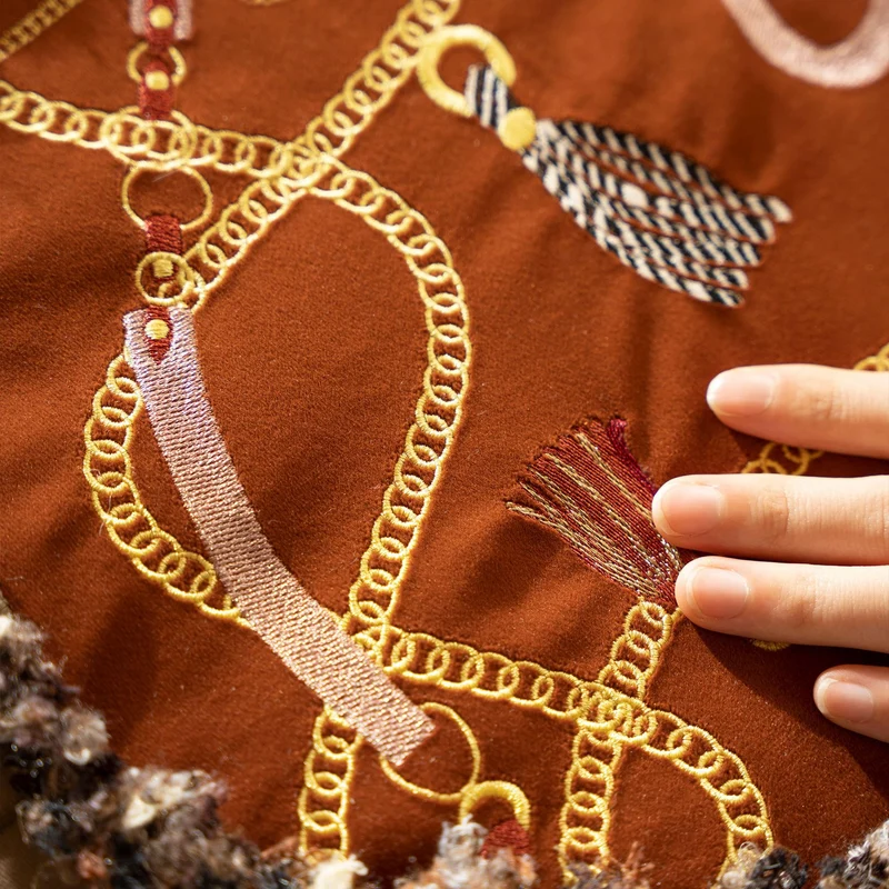 Rundes dekoratives Kissen mit plissiertem Rand, Fransenbesatz und Ketten‑Tassel‑Motiv Karnz