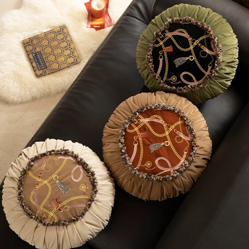 Rundes dekoratives Kissen mit plissiertem Rand, Fransenbesatz und Ketten‑Tassel‑Motiv Karnz