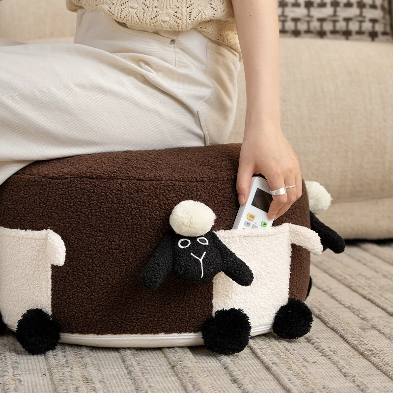 Runder Plüsch-Sitzhocker mit niedlichen Schaf-Applikationen und Teddy-Fleece Karnz