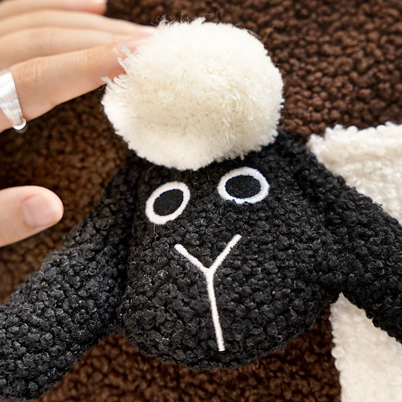 Runder Plüsch-Sitzhocker mit niedlichen Schaf-Applikationen und Teddy-Fleece Karnz