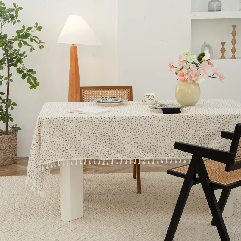 Rechteckige Tischdecke mit floralem Millefleurs‑Print und Baumwoll‑Quasten Karnz