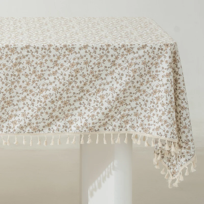 Rechteckige Tischdecke mit floralem Millefleurs‑Print und Baumwoll‑Quasten Karnz