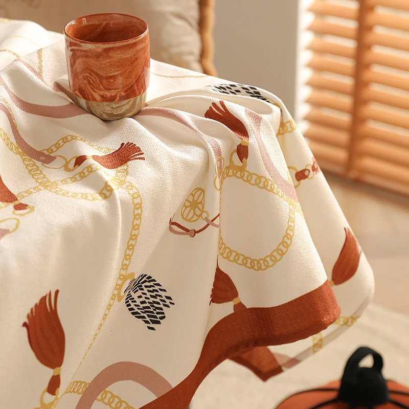 Rechteckige dekorative Tischdecke mit Kordel- und Quastenmuster sowie kontrastierter Saumkante Karnz