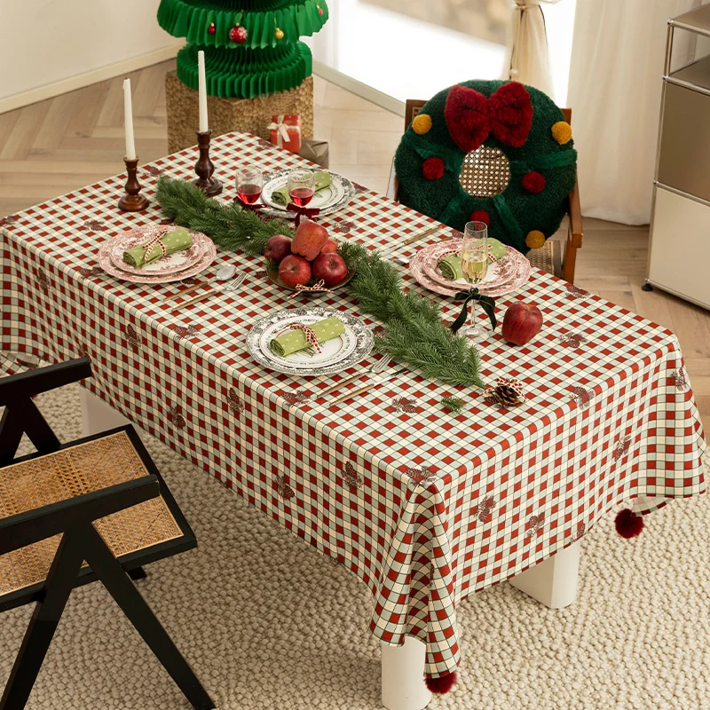 Rechteckige dekorative Tischdecke mit kariertem Muster, Pompon-Borte und feiner Stickapplikation Karnz