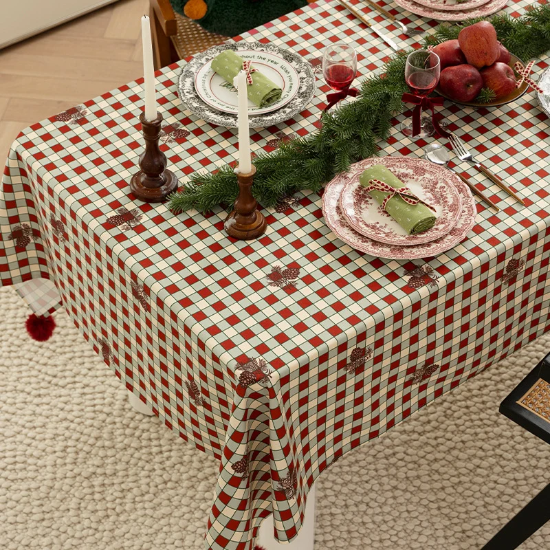 Rechteckige dekorative Tischdecke mit kariertem Muster, Pompon-Borte und feiner Stickapplikation Karnz