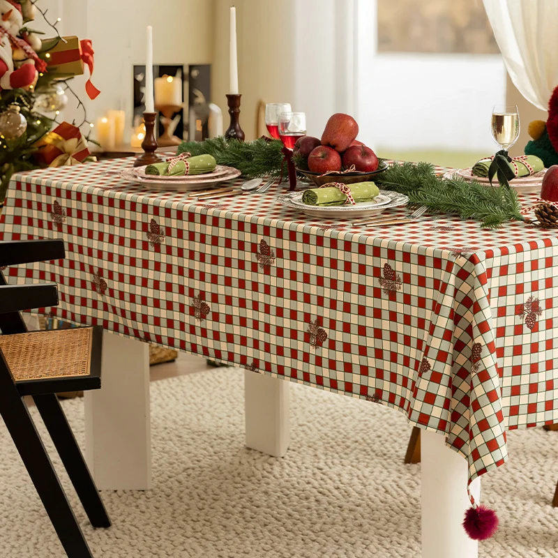 Rechteckige dekorative Tischdecke mit kariertem Muster, Pompon-Borte und feiner Stickapplikation Karnz