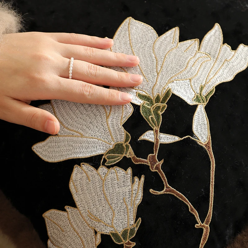 Quadratischer Samt-Dekokissenbezug mit Magnolien-Stickerei und Kunstfell-Borte Karnz