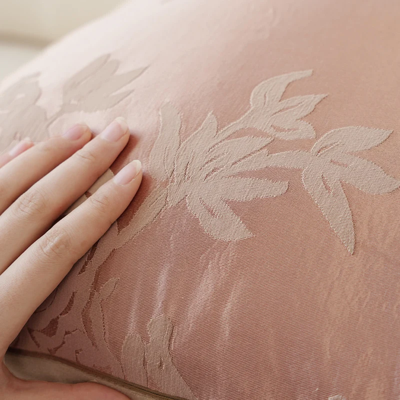 Quadratischer Jacquard-Kissenbezug aus Satin mit floraler Reliefstruktur und Quasten Karnz