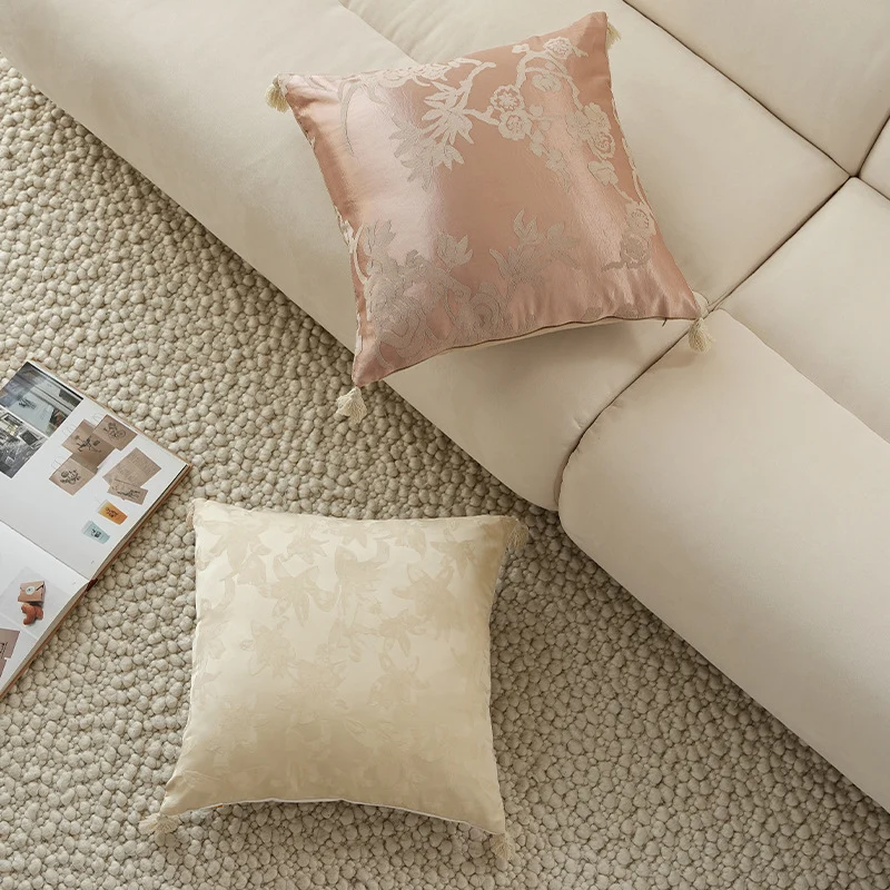 Quadratischer Jacquard-Kissenbezug aus Satin mit floraler Reliefstruktur und Quasten Karnz