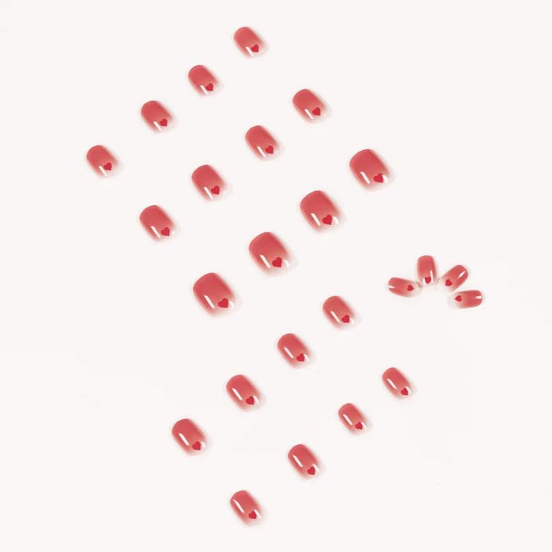 Kunstvolle Nageldesigns mit romantischen Herzmotiven Karnz
