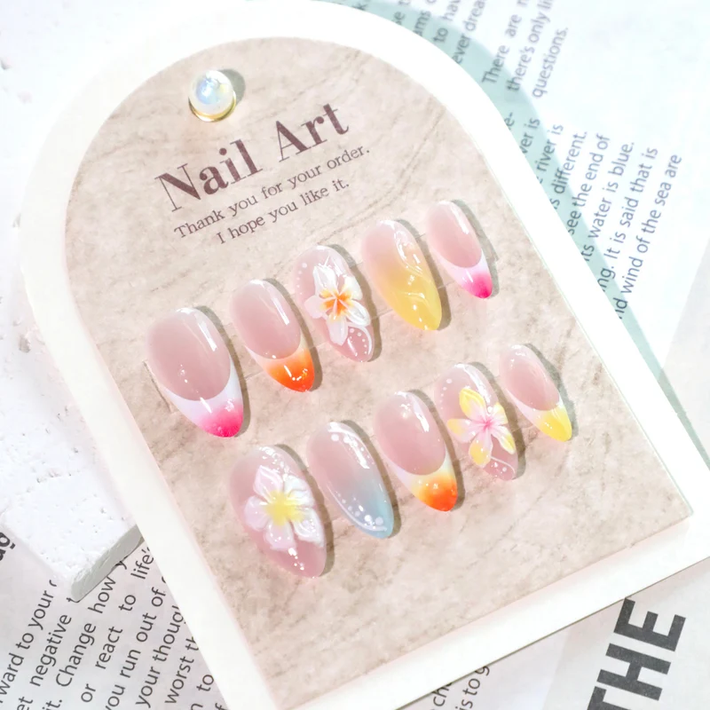 Kunstvolle Nageldesigns mit floralen Akzenten und sanften Farbverläufen Karnz