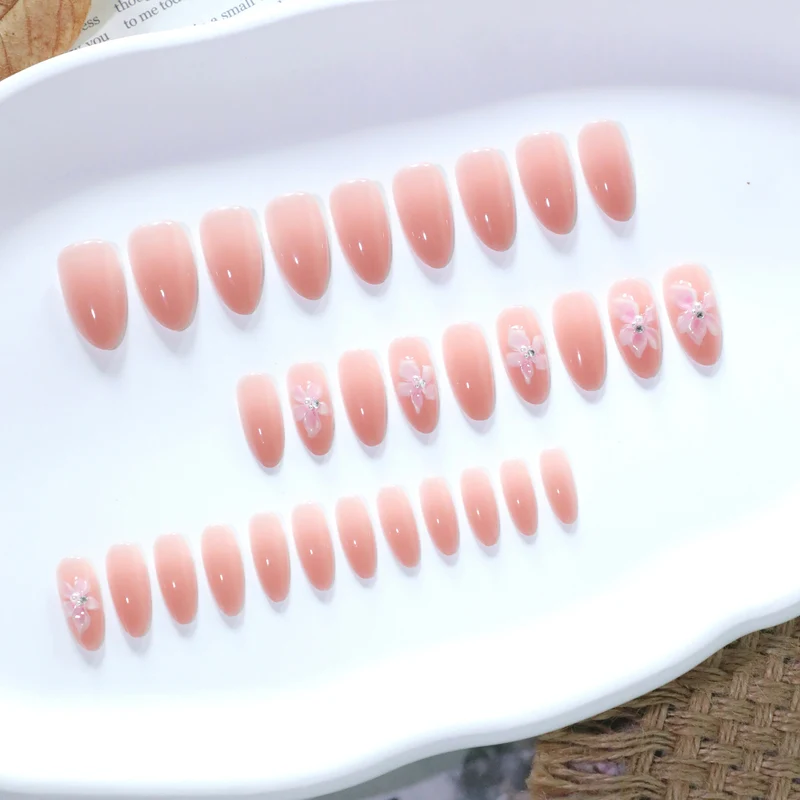 Kunstvolle Nageldesigns mit filigranen Blütenakzenten Karnz