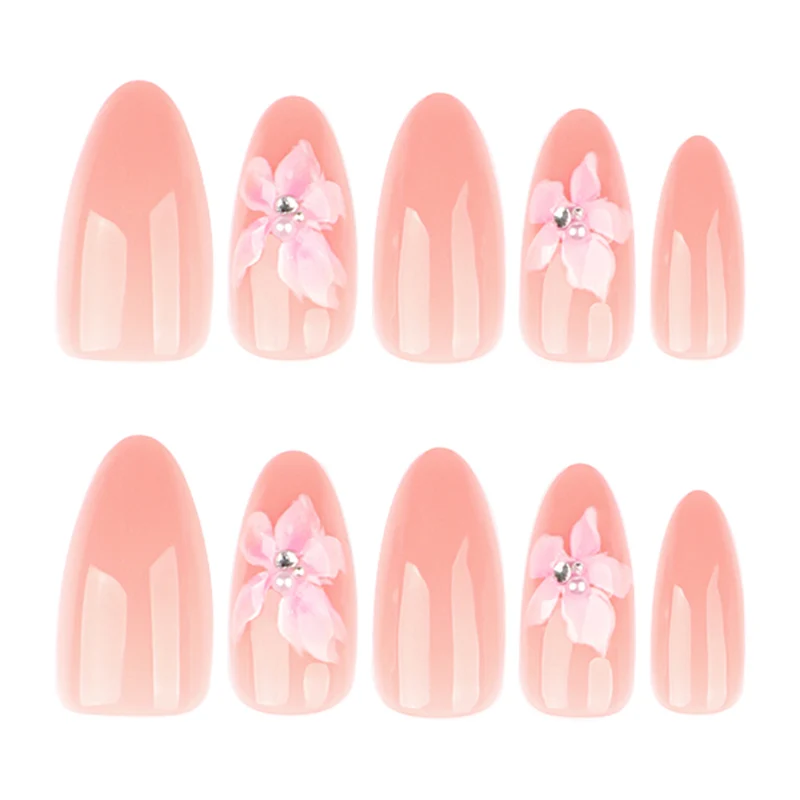 Kunstvolle Nageldesigns mit filigranen Blütenakzenten Karnz