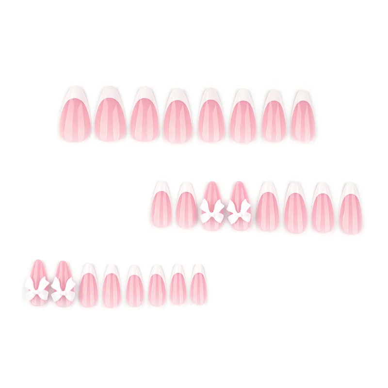 Kunstvolle Nageldesigns mit eleganten Spitzen und zarten Bogenmotiven Karnz