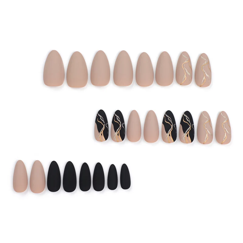 Kunstvolle Nageldesigns mit elegantem Goldakzent Karnz