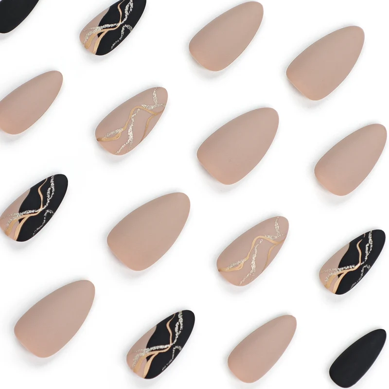 Kunstvolle Nageldesigns mit elegantem Goldakzent Karnz