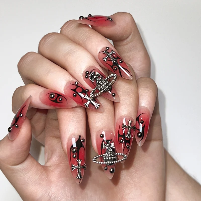 Kunstvolle Kunstnägel mit einzigartigen Designs und Glitzerakzenten Karnz